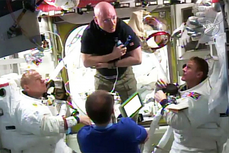 Svemirska šetnja prekinuta zbog vode u kacigi astronauta