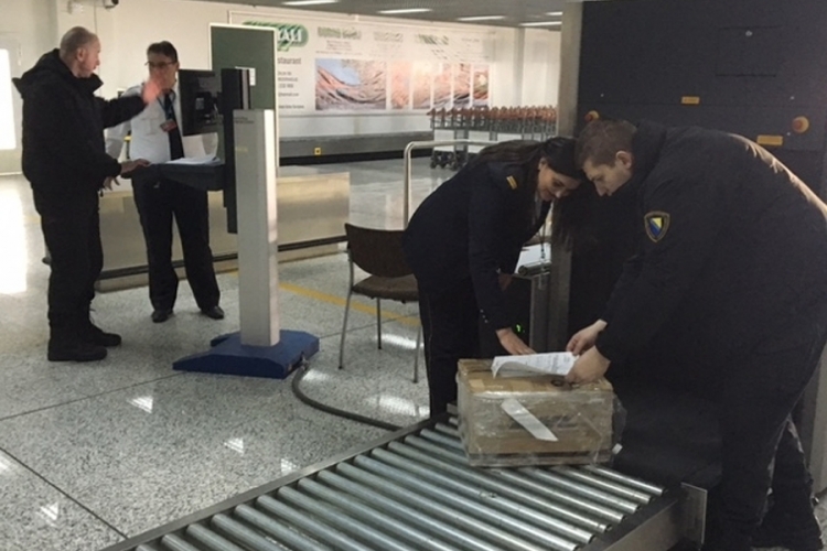 Sarajevo: Na Aerodromu carinici oduzeli dron, drogu, pametne telefone, fotoaparate