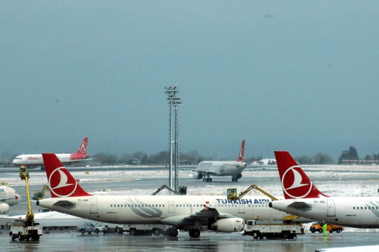 Otkazane stotine letova zbog obilnih snježnih padavina u Istanbulu