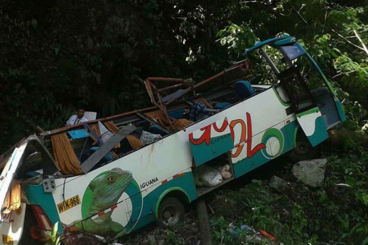 Peru: Autobus sletio u provaliju, najmanje 16 mrtvih


