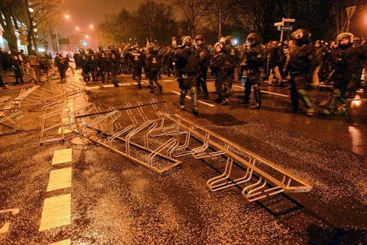 Žestok sukob policije i demonstranata u Holandiji: Građani protiv izbjegličkog centra 