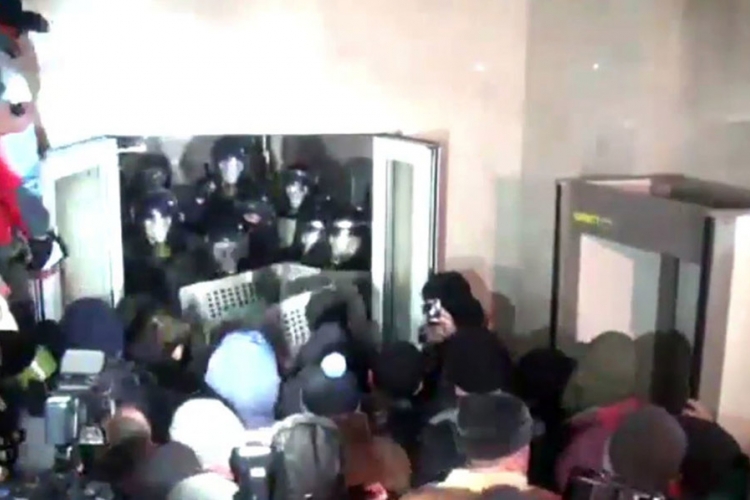 Moldavija: Snažne policijske snage opkolile zgradu parlamenta (VIDEO)
