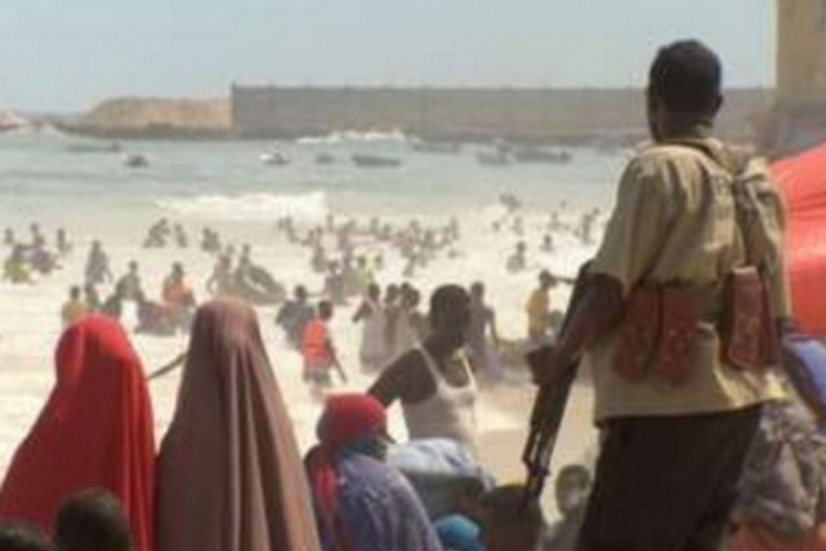 Somalija: Automobil bomba eksplodirao u restoranu, napadači pucaju na ljude na plaži