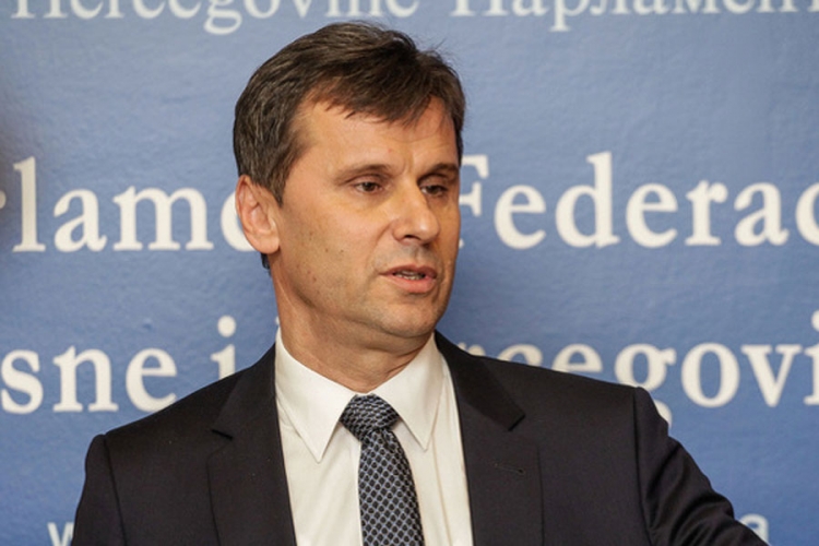 Novalić: Odrastao sam u radničkoj porodici i znam šta znači nedovoljno novca za život


