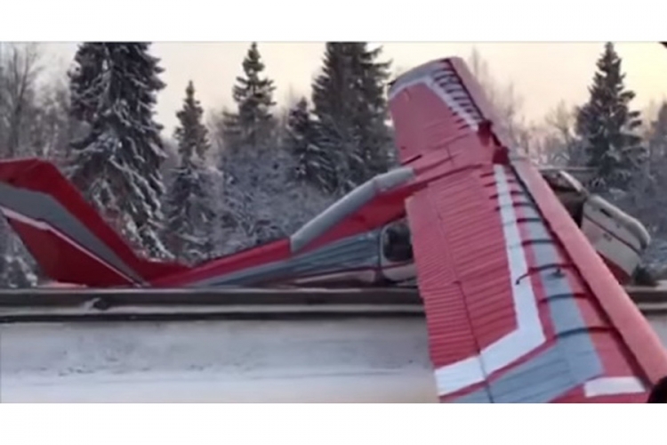 Pilot zaboravio na gorivo, pa sletio na auto-put (VIDEO)