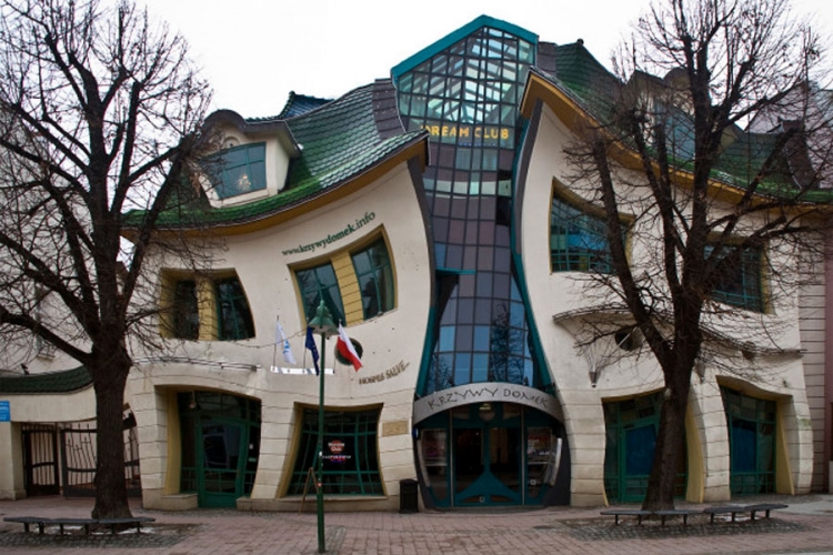 Nezaobilazno turističko mjesto: Kriva kuća u Poljskoj (FOTO)
