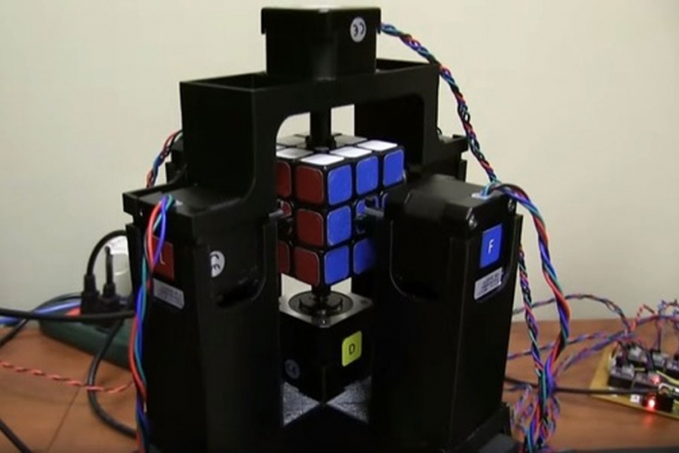 Robot rekorder: Evo koliko mu treba da složi Rubikovu kocku (VIDEO)