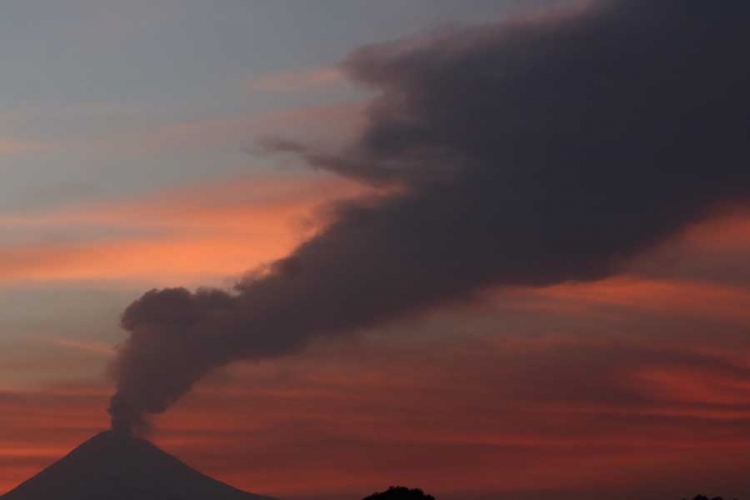 Vulkan Popokatepetl izbacuje pepeo