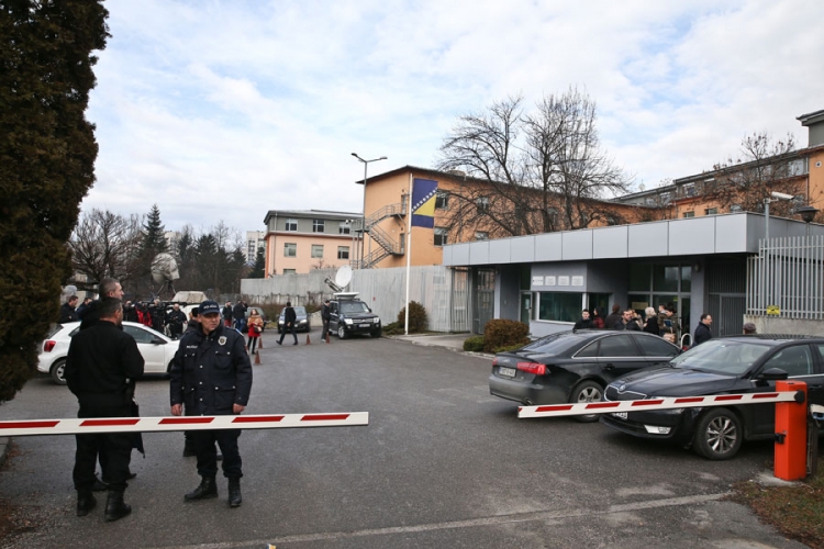 Jake policijske snage ispred Suda BiH, očekuje se odluka o Radončiću (FOTO)