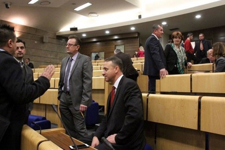 Na zahtjev poslanika SBB-a odgođena sjednica Doma naroda FBiH