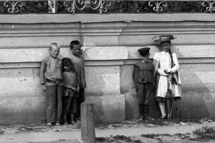 Misterija: Djevojčica iz Sibira na više od 100 razglednica (FOTO)
