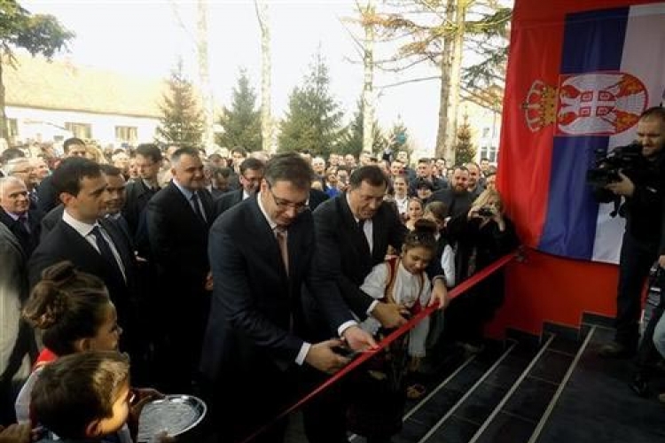 Vučić i Dodik otvorili školu "Srbija" u Šamcu
