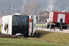 Osijek: Autobus pun djece se prevrnuo i sletio u kanal