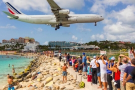 Avion im prelijeće tik iznad glava, oni uživaju (VIDEO)