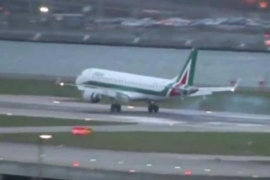 Avion prilikom slijetanja poigravao na vjetru (VIDEO)