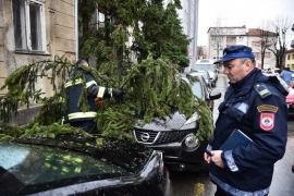 Jako nevrijeme zahvatilo Banjaluku: Vjetar jačine 110 km/h obarao i ...