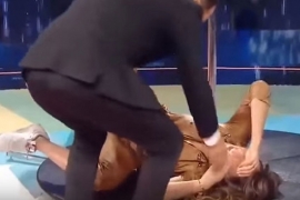 Voditeljica pala na glavu u programu uživo (VIDEO)