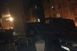 Neobično parkiranje u Banjaluci: Terensko vozilo na stepenicama (FOTO)