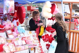 Zaljubljeni parovi slave ljubav na ulicama Sarajeva i Banjaluke (FOTO)