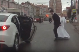 Na ulici, u vjenčanici istukla mladoženju buketom (VIDEO)
