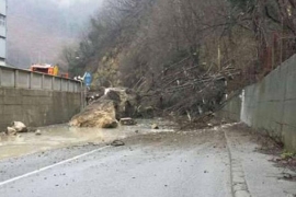 Slovenija: Stijena teška više tona pala na automobil u vožnji, dvoje ...