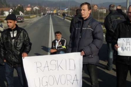 Radnici Krivaje Mobel štrajkuju pred Opštinskim sudom u Zenici