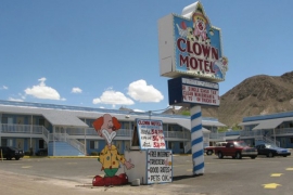 Klovnovski motel s pogledom na groblje (FOTO, VIDEO)