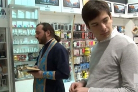 Gruzijski sveštenik osveštava ajfone (VIDEO)