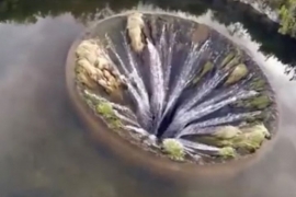 Dron otkrio misterioznu rupu nasred jezera