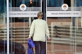  Funkcionerima i dalje debele plate
