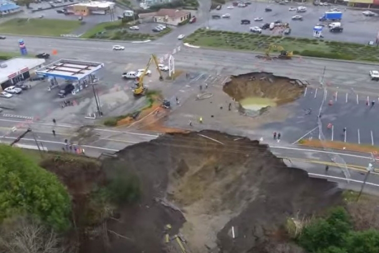 Pogledajte džinovsku rupa na putu u Oregonu (VIDEO)