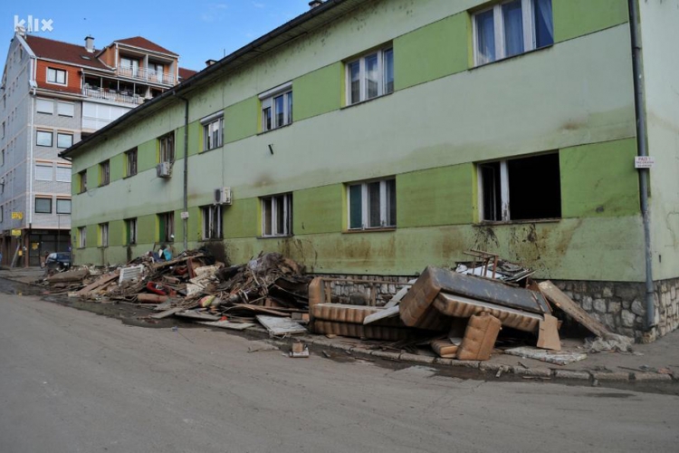 Oštećene i memljive zgrade ogledalo Doboja