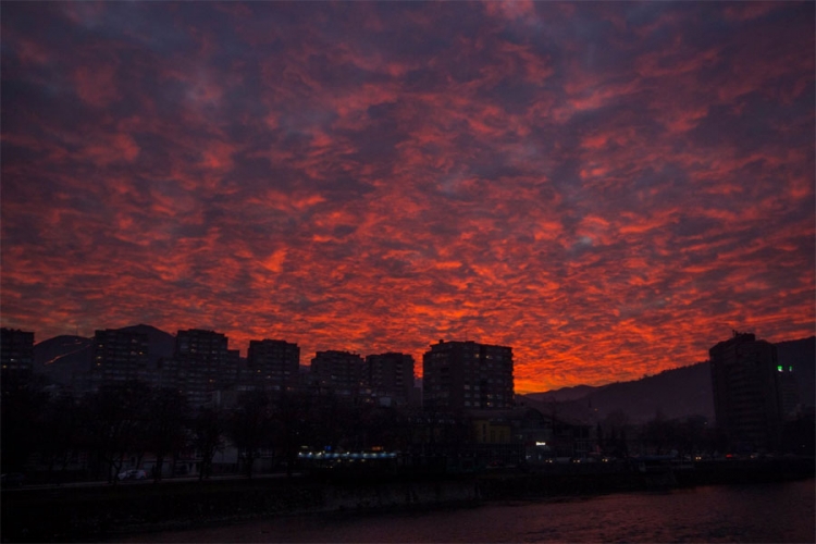 Plameni sumrak iznad Zenice (FOTO)