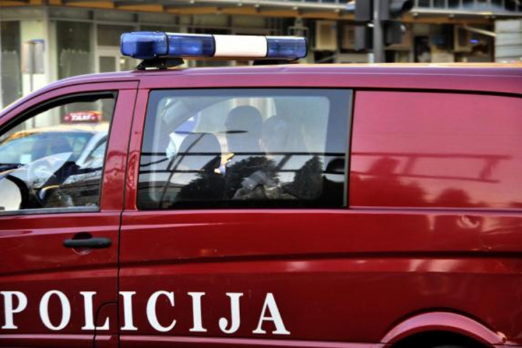 Drama u centru Podgorice: Mladić sjekirom jurio sugrađane