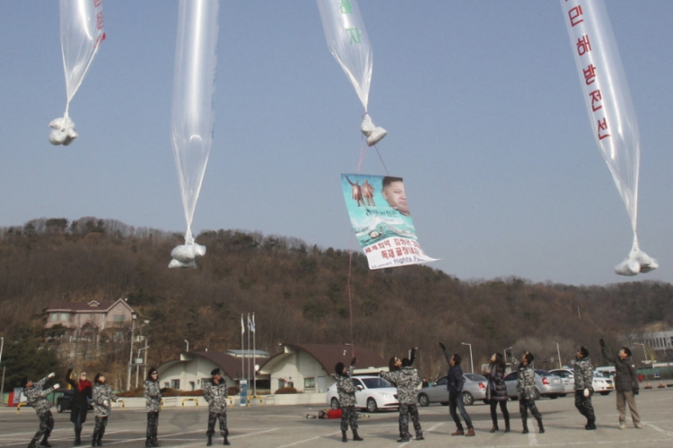 Bizarno: Fekalnim "bombama" na Južnu Koreju