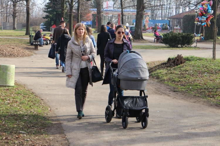 Toplo vrijeme izmamilo Banjalučane u parkove (FOTO)