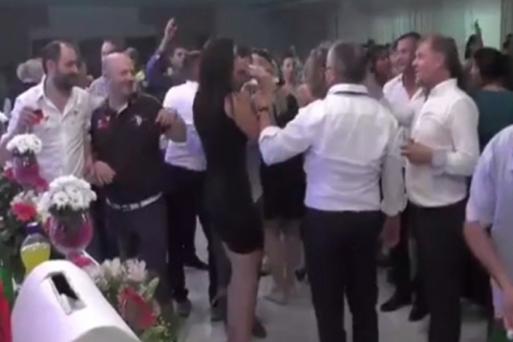 Breninu snajku pipkaju po grudima i ubacuju bakšiš (VIDEO)