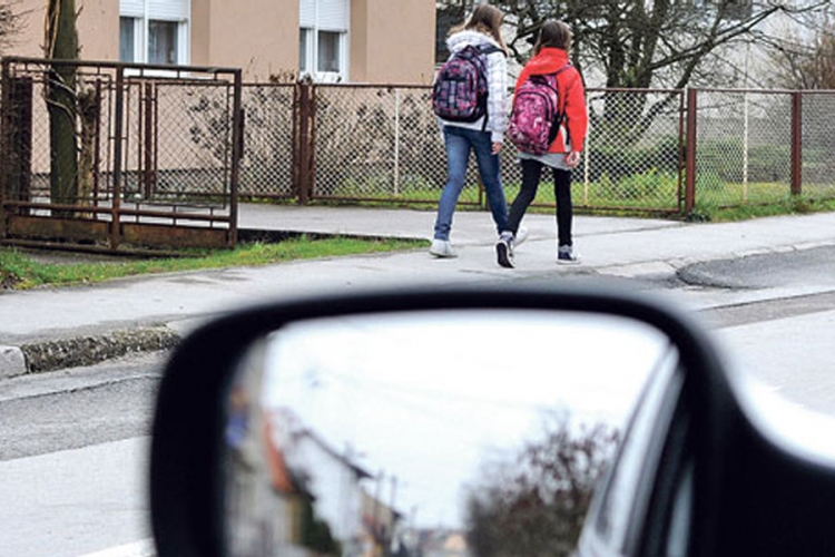 Uzbuna u Sarajevu: Manijak iz automobila uznemirava djevojčice