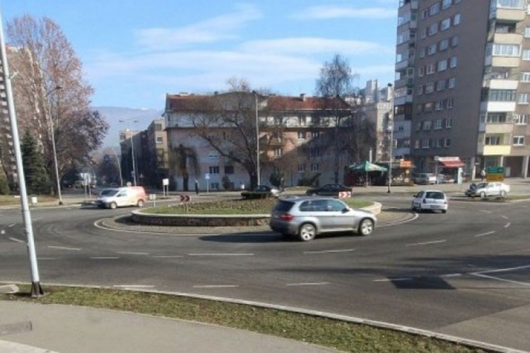 Zenica: Vozilom udario pješake, oca i 10-godišnjeg sina