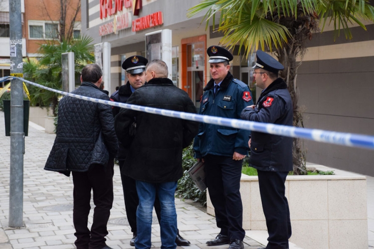 Tirana: Eksplozivna naprava demontirana na parkingu tržnog centra