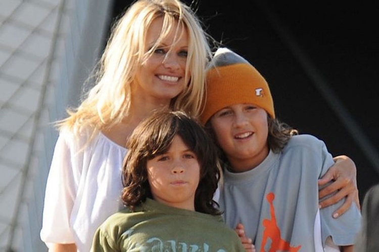 Pogledajte kako sada izgledaju sinovi Pamele Anderson (FOTO)