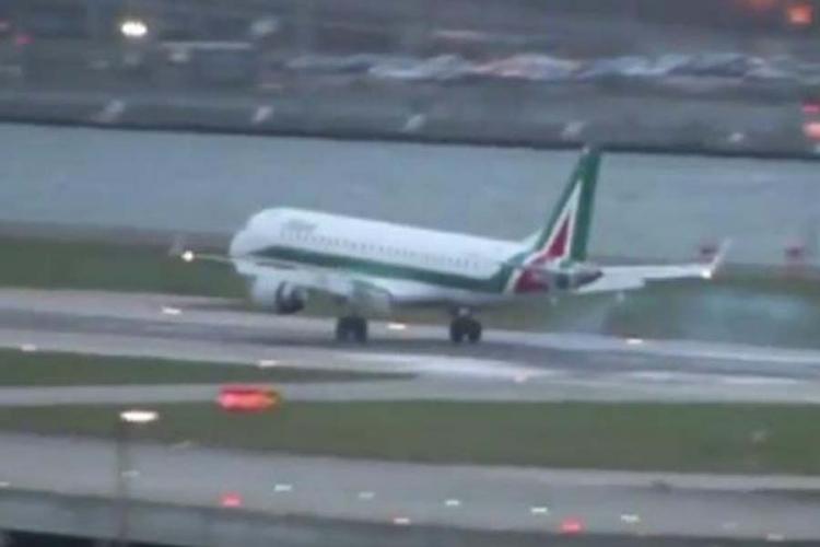 Avion prilikom slijetanja poigravao na vjetru (VIDEO)
