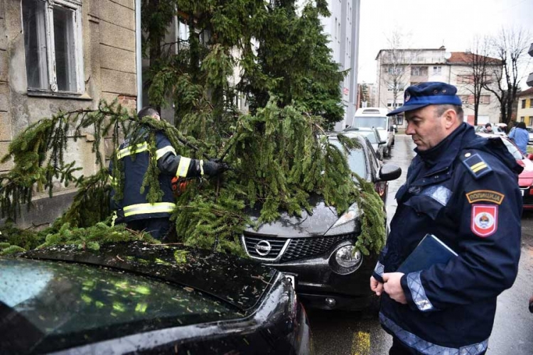 Jako nevrijeme zahvatilo Banjaluku: Vjetar jačine 110 km/h obarao i drveće (FOTO, VIDEO)