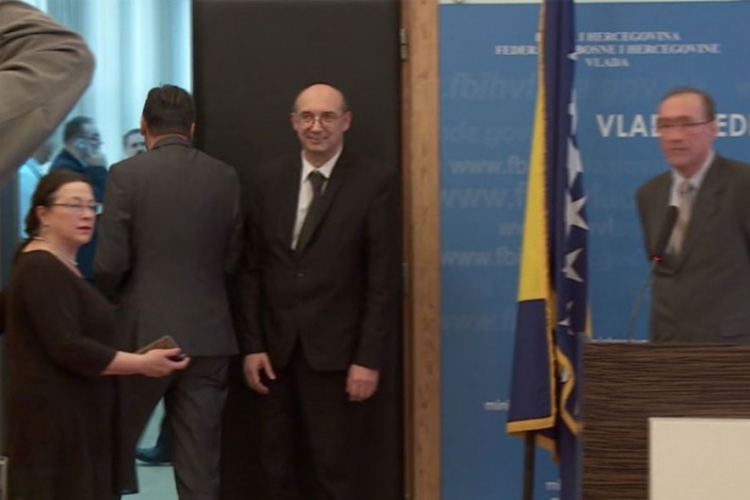 Novalić napustio konferenciju kad su ga pitali za naknade