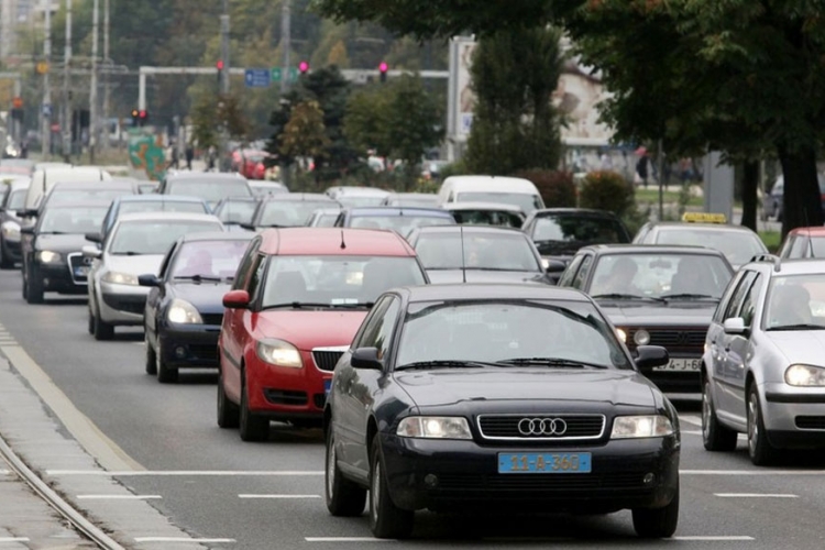 U BiH jednak broj zaposlenih i automobila