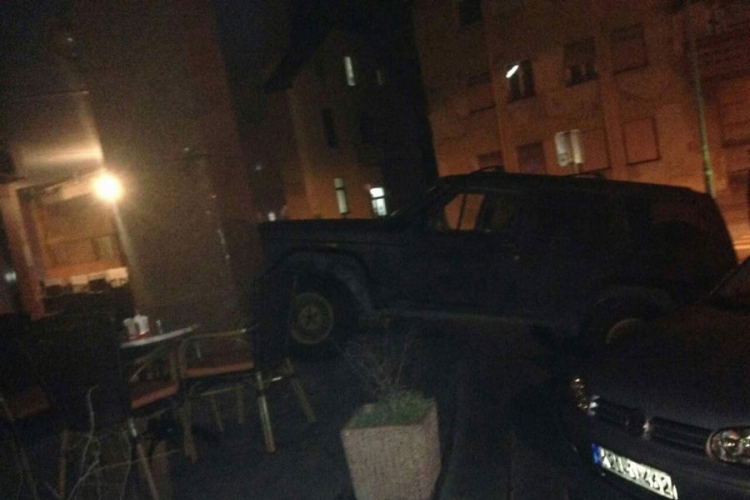 Neobično parkiranje u Banjaluci: Terensko vozilo na stepenicama (FOTO)