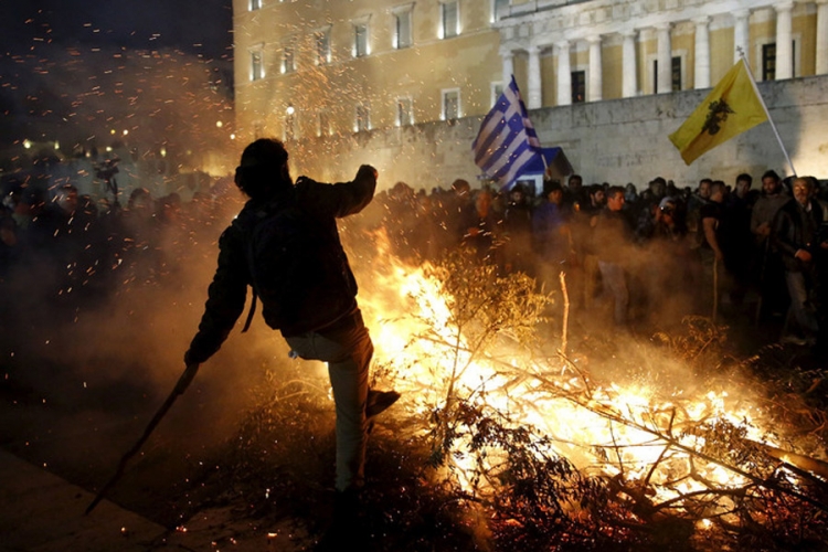 Atina: Hiljade građana provelo noć pred parlamentom, zapalili i logorsku vatru (FOTO,VIDEO)