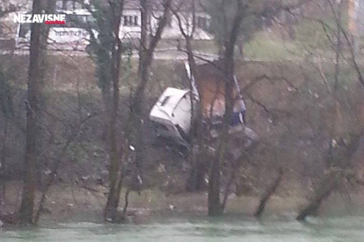 Kamion sletio s puta, pad u Vrbas zaustavilo drveće (FOTO)
