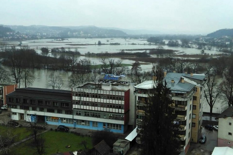 Vodostaj Une i dalje raste