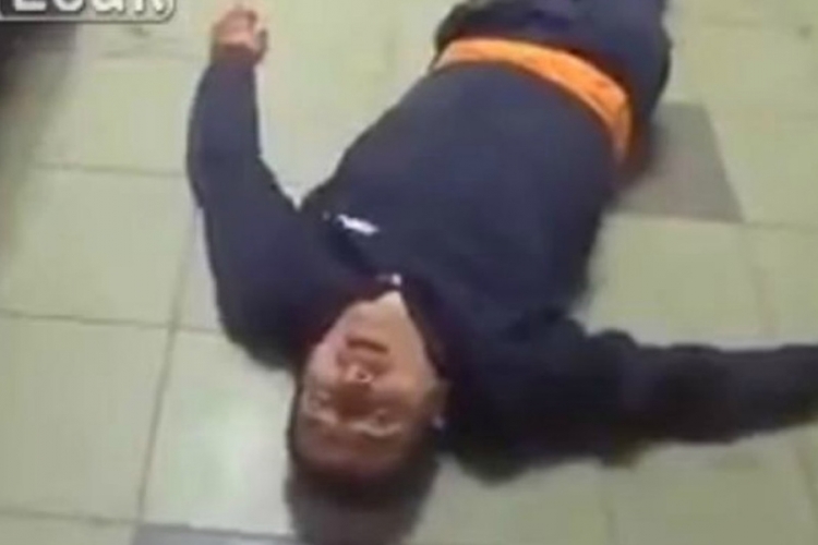 Kako izgleda ruski policajac kada uzme "drogu za silovanje" (VIDEO)